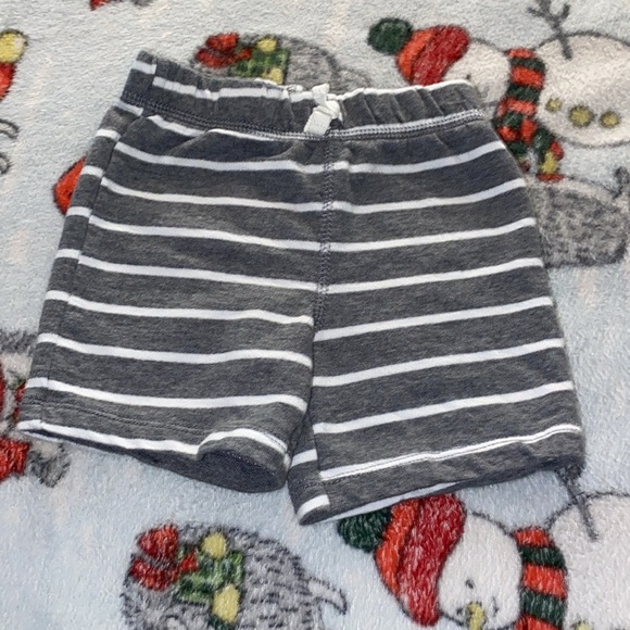 ❣️Carter’s❣️Assortment of Boy’s 18 months Shorts and Onesies - Picture 6 of 11